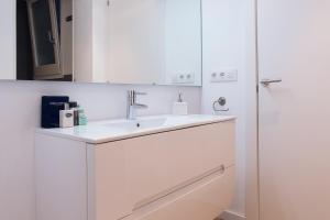 Bright Industrial Loft Barcelona Center