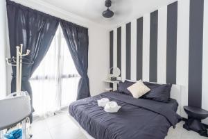 2PAX-4PAX Projector Screen Stay near KLCC & Jelatek LRT Station