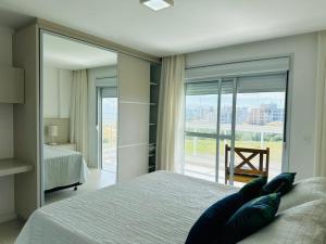 Apartamento com 3 suítes e vista mar em Palmas
