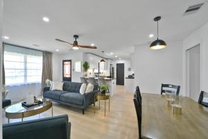 Hialeah Home Sleeps 6 Yard King Suite