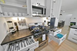 Hialeah Home Sleeps 6 Yard King Suite