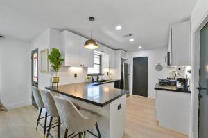 Hialeah Home Sleeps 6 Yard King Suite