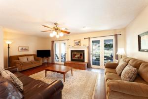 By the River - On The River - WiFi - Cable - Washer - Dryer - Wood Burning Fireplace - Covered Back Deck - Ubytování bez kategorie ve městě Red River