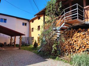 Guest House Mandrivnyi Rooms&Apartments