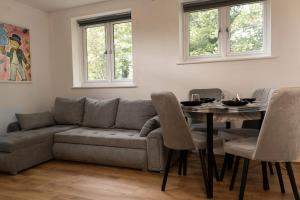Luxury Flat - Prime Location - FREE PARKING - Next To Station