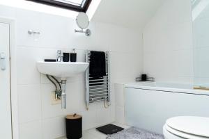 Luxury Flat - Prime Location - FREE PARKING - Next To Station