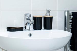 Luxury Flat - Prime Location - FREE PARKING - Next To Station