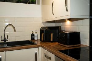 Luxury Flat - Prime Location - FREE PARKING - Next To Station