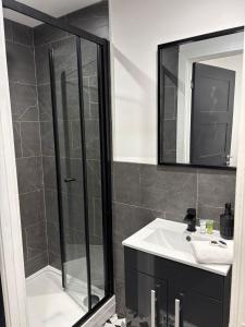 Studio Apartment - Perfect for Contractors and Short & Long Term Stays - Free WIFI - Free Parking - Extra Bed - Full Kitchen