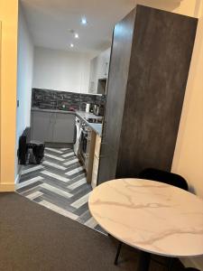 Studio Apartment - Perfect for Contractors and Short & Long Term Stays - Free WIFI - Free Parking - Extra Bed - Full Kitchen