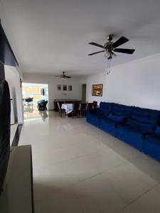 Apto de 180m vista mar, com 03 suites equipadas com ar condicionado, tvs e sacada, varanda gourmet e 02 vagas de garagem cobertas, a 50 metros da praia Tupi