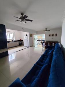 Apto de 180m vista mar, com 03 suites equipadas com ar condicionado, tvs e sacada, varanda gourmet e 02 vagas de garagem cobertas, a 50 metros da praia Tupi