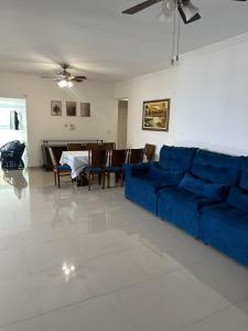 Apto de 180m vista mar, com 03 suites equipadas com ar condicionado, tvs e sacada, varanda gourmet e 02 vagas de garagem cobertas, a 50 metros da praia Tupi