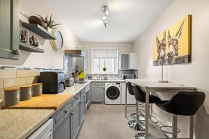 Whitehall Apartment - 4 Beds with Free Parking & Wi-Fi