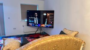 Fabulous 3 bed house close to Lakeside shopping Centre