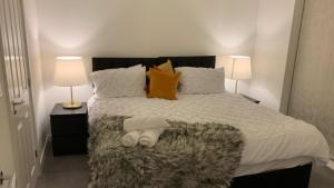 Fabulous 3 bed house close to Lakeside shopping Centre