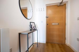 1BR River Retreat - Sleeps 4 - Parking