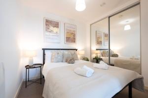 1BR River Retreat - Sleeps 4 - Parking