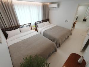 OPEN SALE, SONG Stay Park, Airport Railroad, Hongdae Station, Yeontral Park, 7 people, queen bed, air conditioner in each room, dryer, WiFi, foreigners only