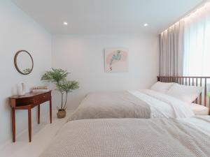 OPEN SALE, SONG Stay Park, Airport Railroad, Hongdae Station, Yeontral Park, 7 people, queen bed, air conditioner in each room, dryer, WiFi, foreigners only