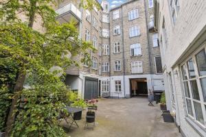 Peaceful Courtyard - Royal Palace & Marble Church