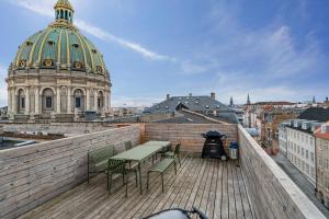 Peaceful Courtyard - Royal Palace & Marble Church