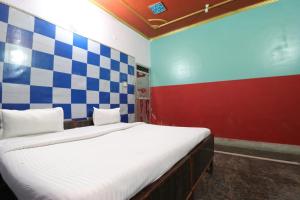 Capital O Honey Hotel