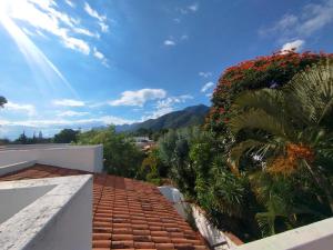 Escapada de Lujo en Ajijic Habitaciónes Privadas con Baño vistas Alberca Montañas