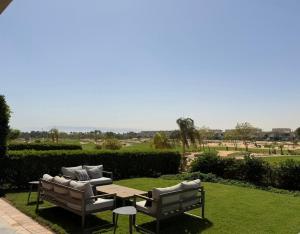 3BR Stylish Poolside Retreat Einbay Resort