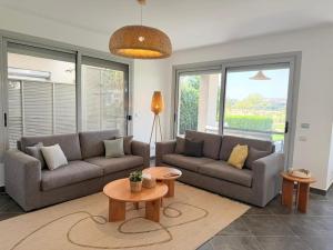 3BR Stylish Poolside Retreat Einbay Resort