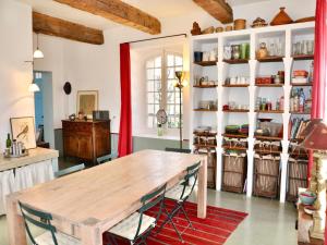 Elegant Bastide Near Aix with Pool