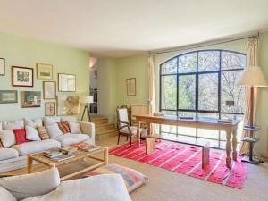 Elegant Bastide Near Aix with Pool