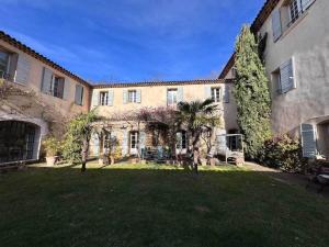 Elegant Bastide Near Aix with Pool