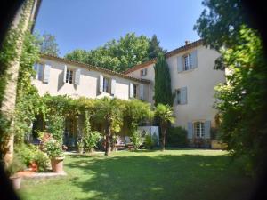 Elegant Bastide Near Aix with Pool