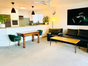 2Br Apartment, Pool, 12 mins to Airport