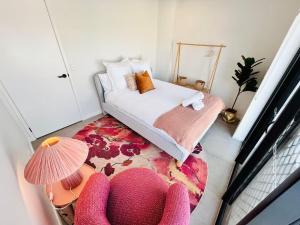 New Luxury Spacious private convenient hilltop view 3BD