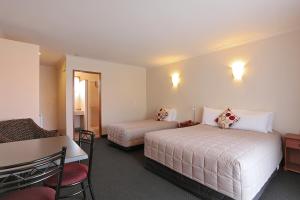 Admiral Court Motel & Apartments