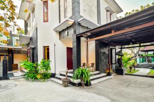 Balinese Home with Pool near Padma Beach, Legian