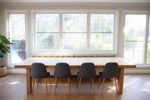 Noosa Lake retreat - Stunning Queenslander steps to the lake