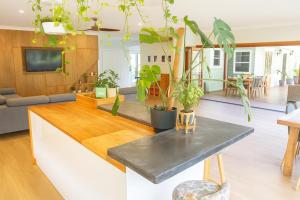 Noosa Lake retreat - Stunning Queenslander steps to the lake