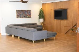 Noosa Lake retreat - Stunning Queenslander steps to the lake