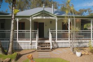 Noosa Lake retreat - Stunning Queenslander steps to the lake