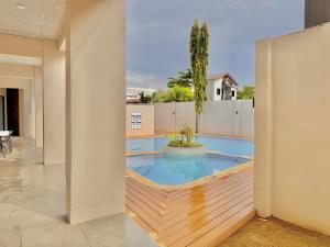 Luxe Bed Free Wi-Fi Movie streaming Pool Gym Near Airport and Mactan Newtown