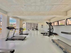 Luxe Bed Free Wi-Fi Movie streaming Pool Gym Near Airport and Mactan Newtown