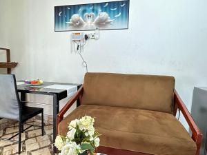 1BDM Aptmt near Victoria place- lively busy area- along the roadside