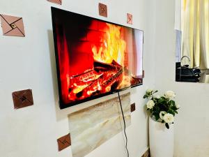 1BDM Aptmt near Victoria place- lively busy area- along the roadside