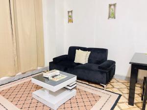 1BDM Aptmt near Victoria place- lively busy area- along the roadside