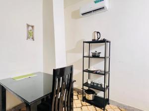 1BDM Aptmt near Victoria place- lively busy area- along the roadside