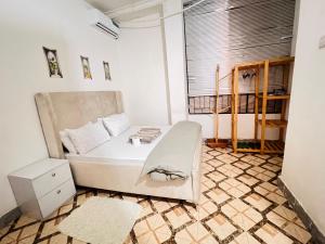 1BDM Aptmt near Victoria place- lively busy area- along the roadside