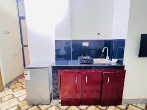 1BDM Aptmt near Victoria place- lively busy area- along the roadside